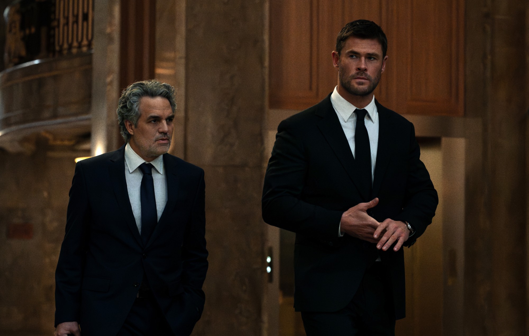 Mark Ruffalo and Chris Hemsworth in Crime 101