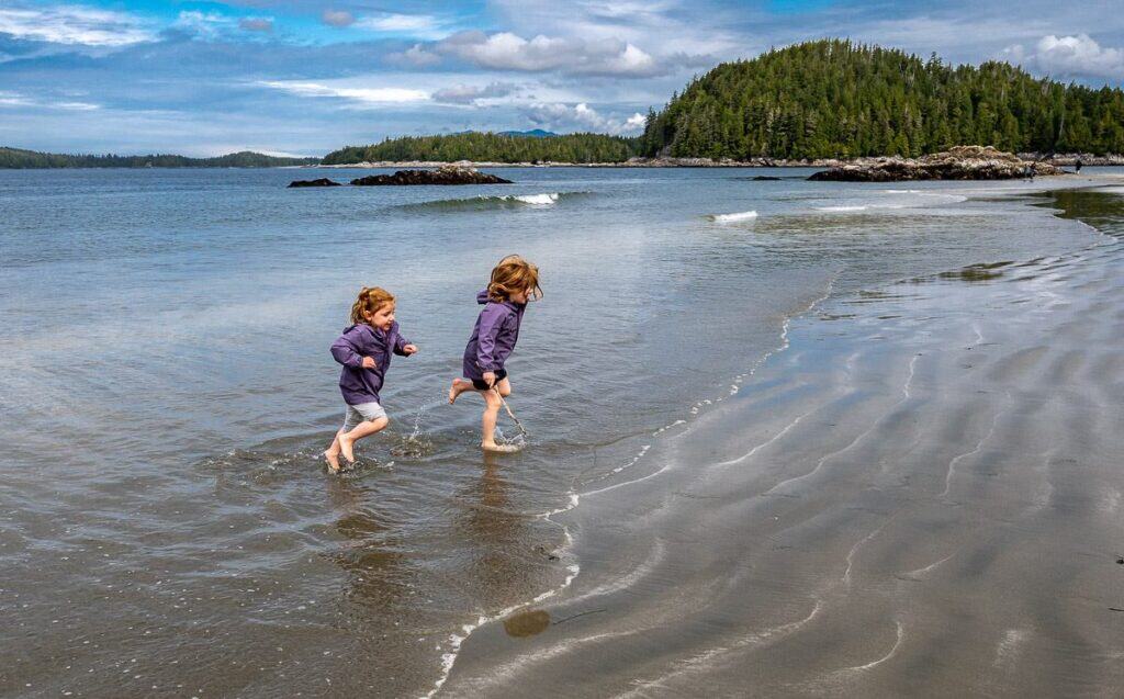 The perfect Tofino hike for little kids as they can have a blast on the beach