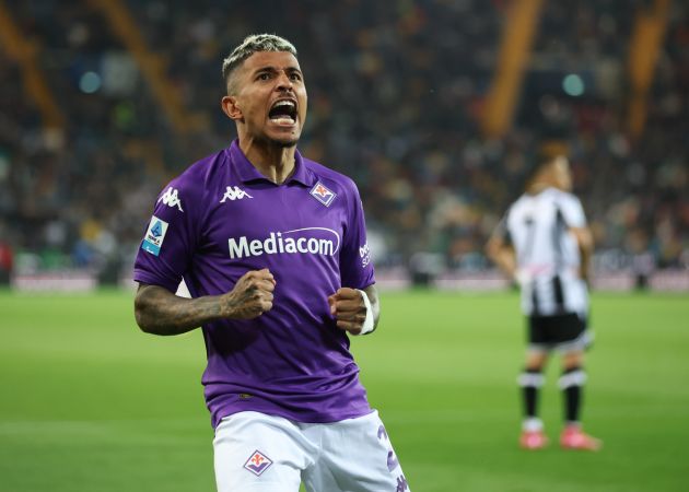 Dodo celebrates with Fiorentina fans