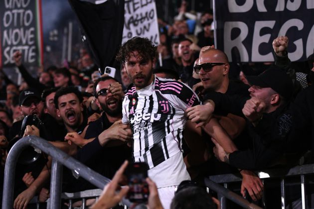 Manuel Locatelli celebrating with Juventus fans