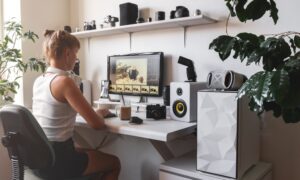 Imagine starting your workday without the nagging back pain, wrist tension, or eye strain. Sound like a fantasy? It doesn’t have to be.