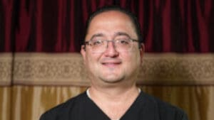 Dr David Tabaroki is an oral and maxillofacial surgeon and multi-practice owner based in New York. Over the past two decades, he has built a career defined by discipline, steady growth, and a clear focus on long-term results.